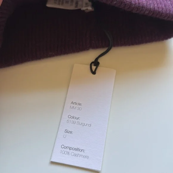 BURGUNDY CASHMERE UNUSEX BEANIE NWT - avconcontrols.com display picture 2